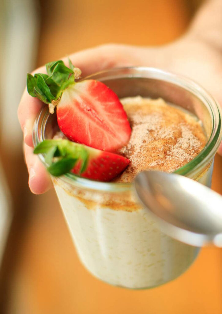 Milchreis im Glas mit Erdbeerhälften